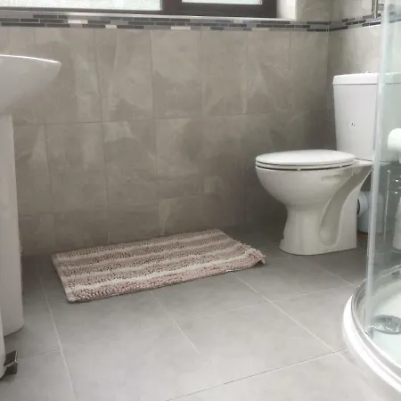 Private Self-contained Unit * Oldcastle